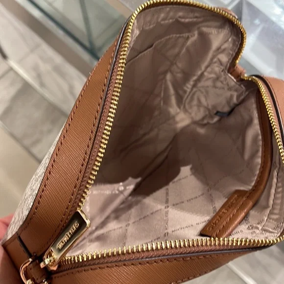 Michael Kors Jet Set Item Large East West Zip Crossbody Vanilla Signature - Picture 11 of 16